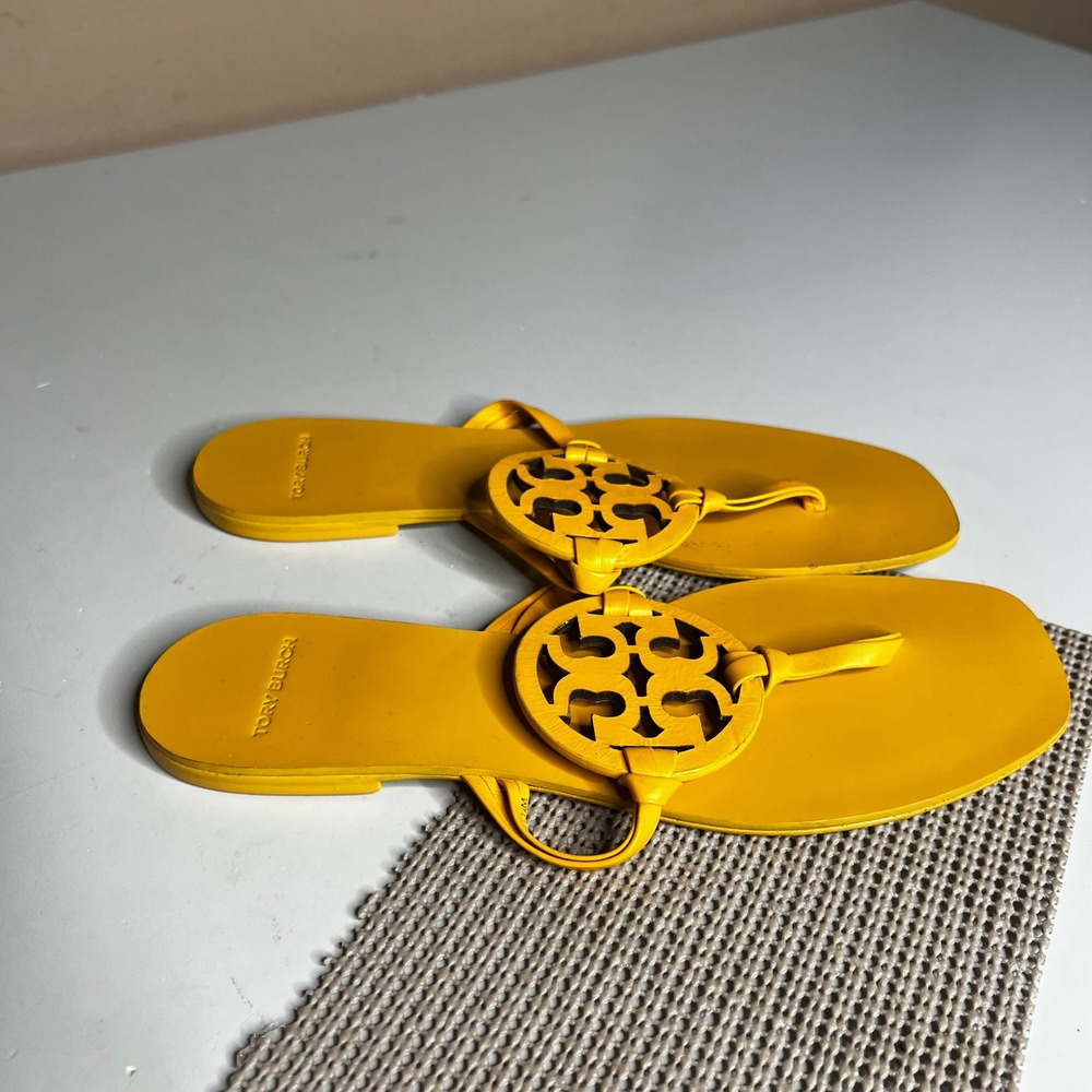 Tory Burch Miller Cloud Yellow Leather Logo Medallion Thong Sandals 7.5M 54600